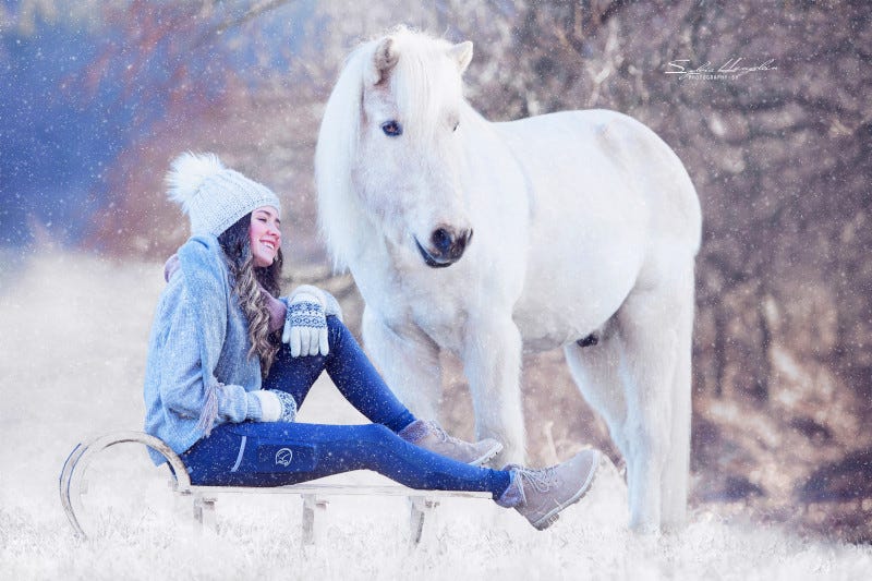 Mädchen in RidersChoice Reithose auf Schlitten mit ihrem Pferd
