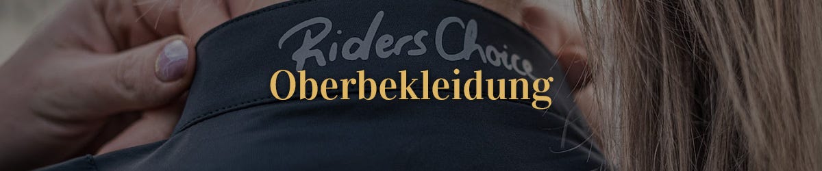 Kragen eines Funktionsshirts mit der Aufschrift RidersChoice von hinten zu sehen, eine Hand der Frau berührt den Kragen.