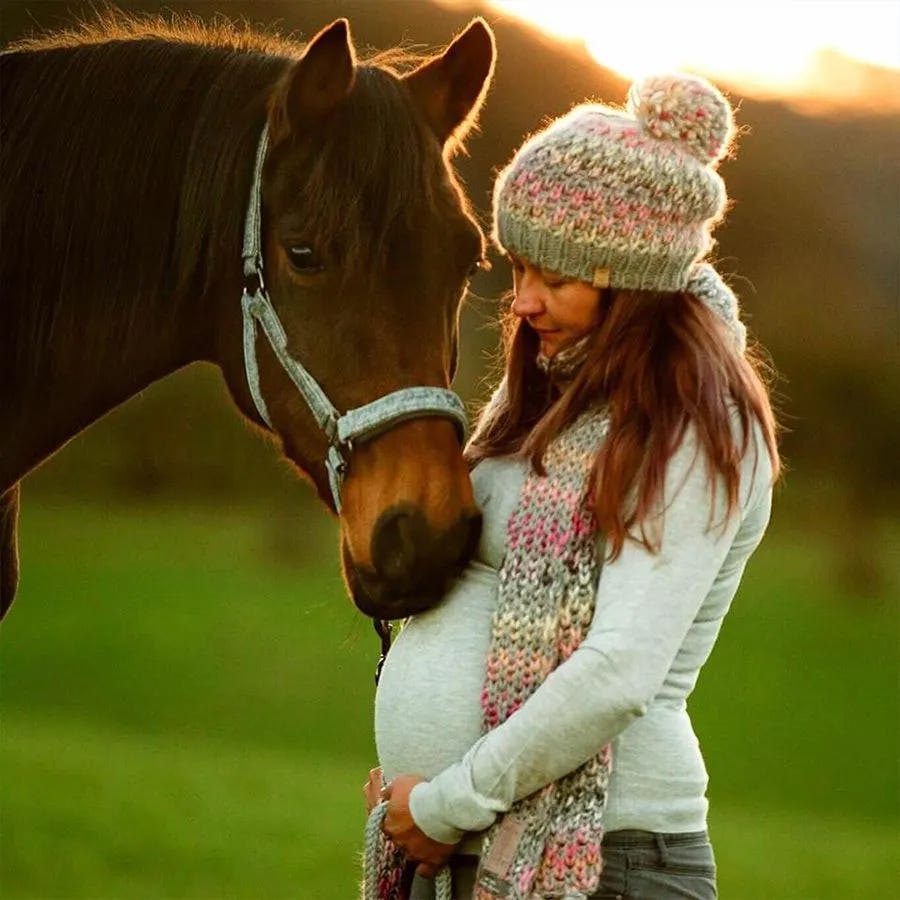 Schwangere Frau mit Pferd