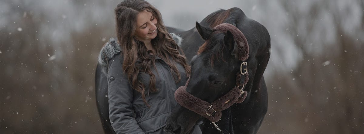 unsere top 5 winterprodukte pferd und frau stehen nebeneinander im schnee