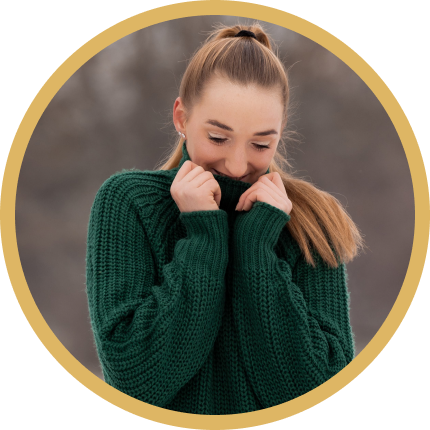 Softes Material sorgt für absoluten Wohlfühlfaktor Frau trägt grünen Strickpullover und kuschelt sich dort hinein