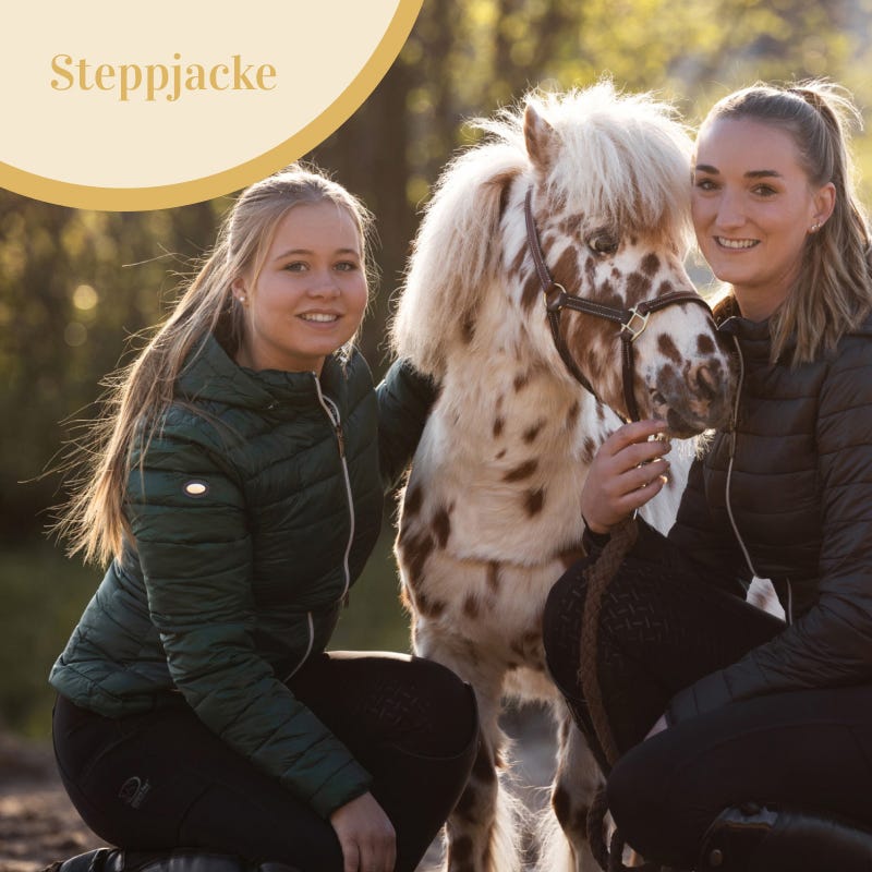 Die Steppjacken von RidersChoice zwei Mädchen in dünnen Jacken, die ein Pony umarmen