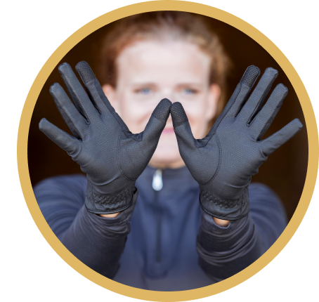 Handschuhe von RidersChoice erlauben die Benutzung eines Mobiltelefons Handschuhe an den Händen von Frauen