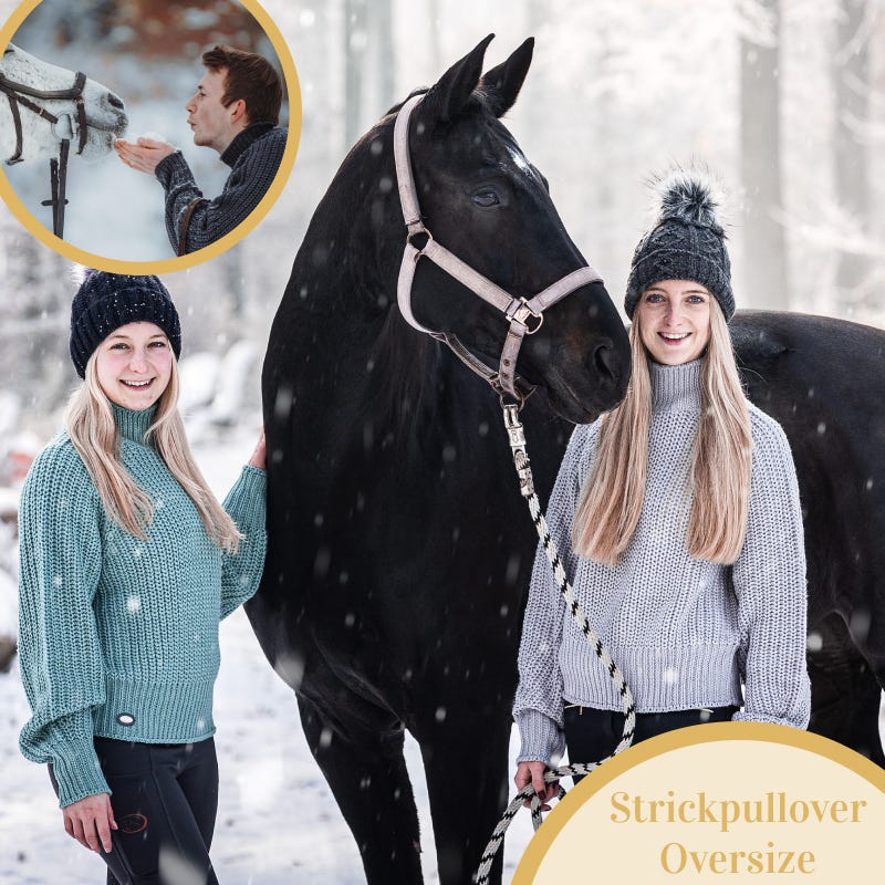 Strickpullover Oversize von RidersChoice Zwei Mädchen stehen neben einem schwarzem Pferd mit Halfter