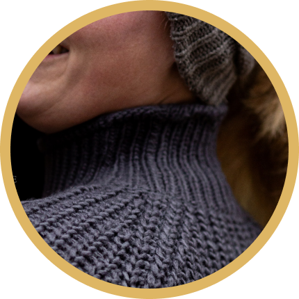 Hochgeschnittener Kragen für optimalen Schutz am Hals Nahaufnahme eines grauen Rollkragens eines Strickpullovers